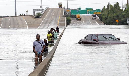 Ordenan evacuar a 50 mil personas en Houston por Harvey