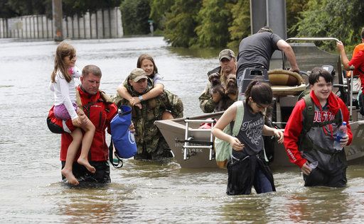 Ordenan evacuar a 50 mil personas en Houston por Harvey - evacuacion-harvey1