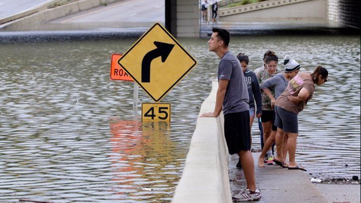 Economía de EE.UU. crece a pesar de huracanes - explosion-hits-downtown-houston