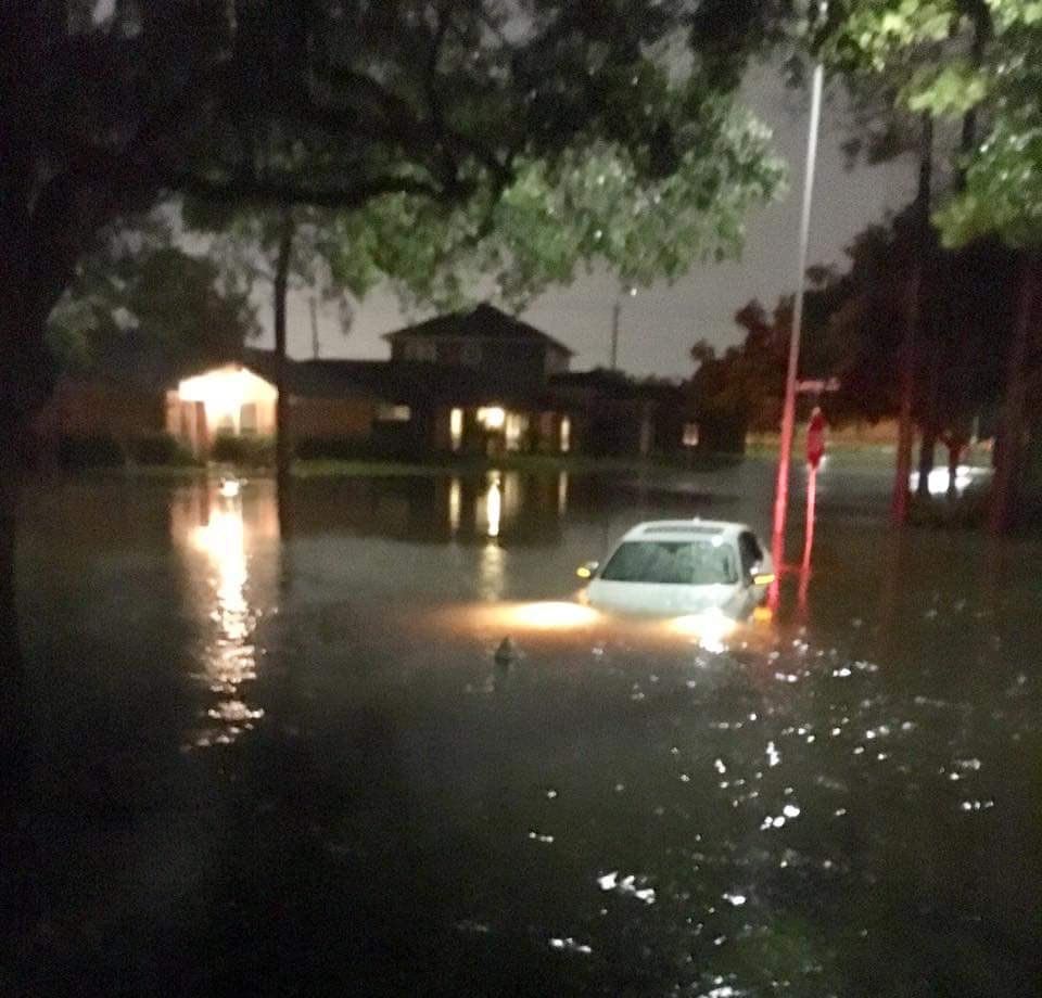 Aumenta a cinco número de muertos por Harvey en Texas - flooding-houston-3