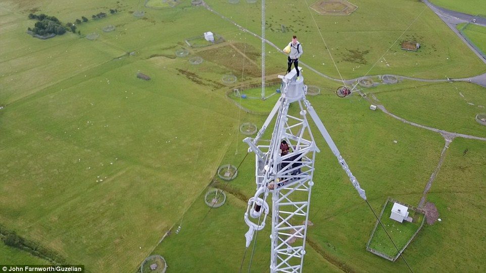#Video Futbolista de estilo libre realiza dominadas a 183 metros de altura