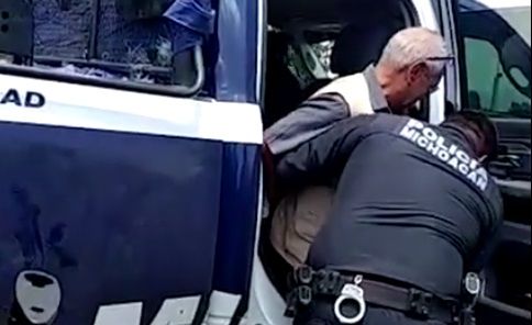 #Video Detienen a funcionario de la SSP Michoacán por conducir ebrio