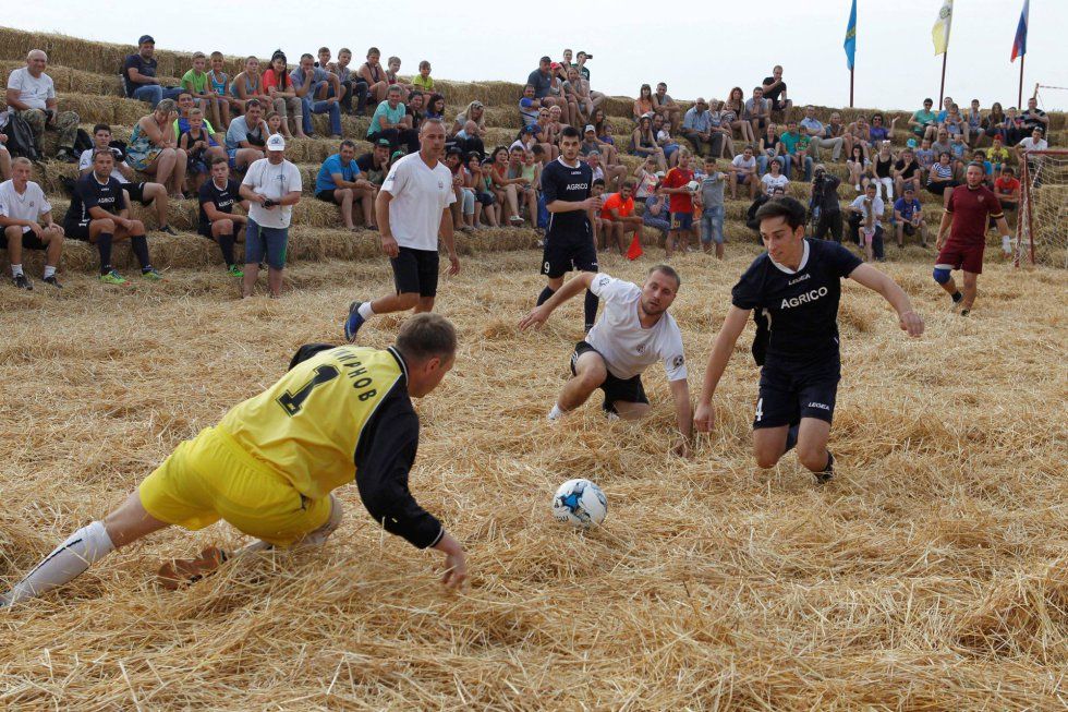 El estadio de futbol creado completamente de paja - fut-de-paja-5