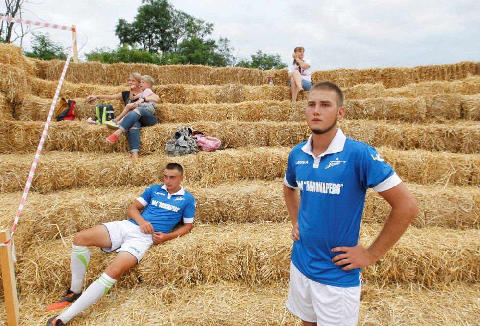 El estadio de futbol creado completamente de paja - fut-de-paja-6