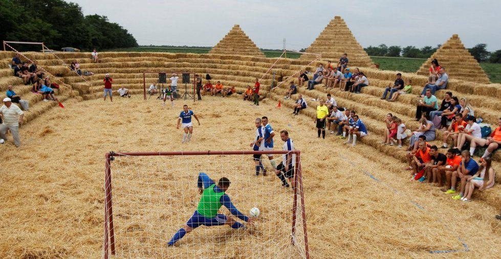 El estadio de futbol creado completamente de paja