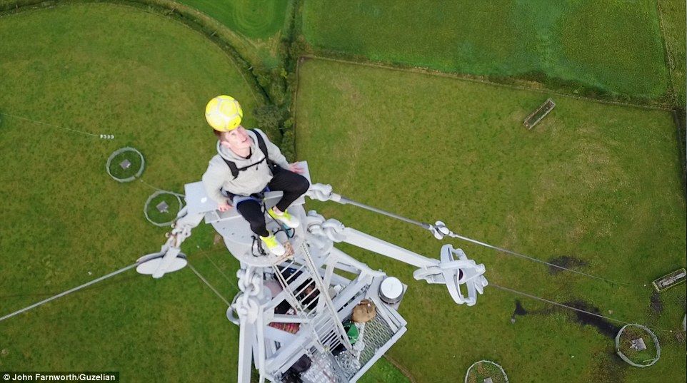 #Video Futbolista de estilo libre realiza dominadas a 183 metros de altura - futbolista-torre-radio