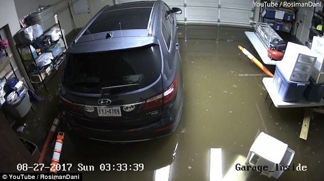 #Video Harvey inunda garage de una casa en 36 horas