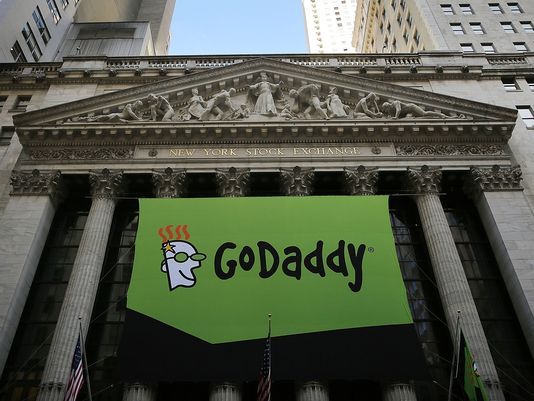 GoDaddy dejará de alojar sitio de supremacistas blancos