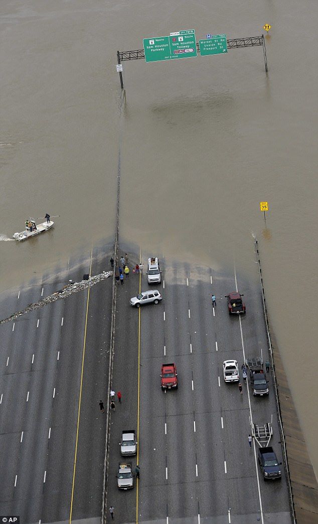 Rescatan en Texas a bebé aferrada al cuerpo de su madre ahogada - harvey-35