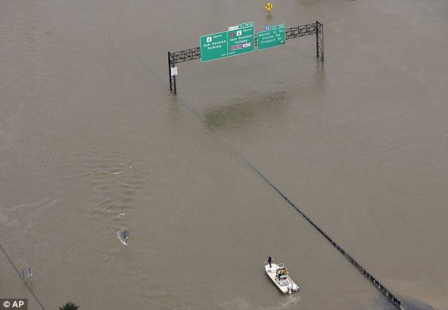 Rescatan en Texas a bebé aferrada al cuerpo de su madre ahogada