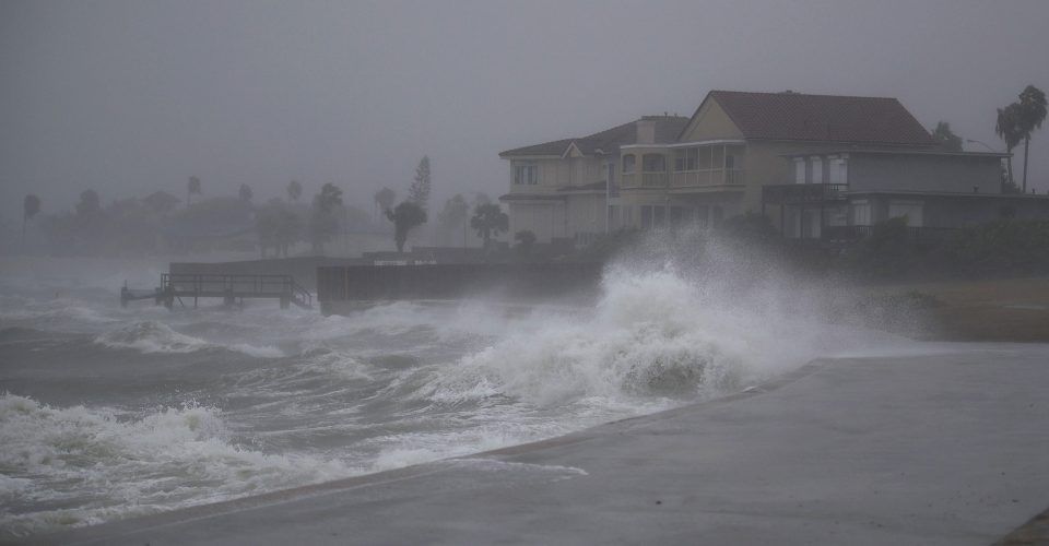Patrulla fronteriza de EE.UU. no revisará documentos en albergues por Harvey - huracan-harvery