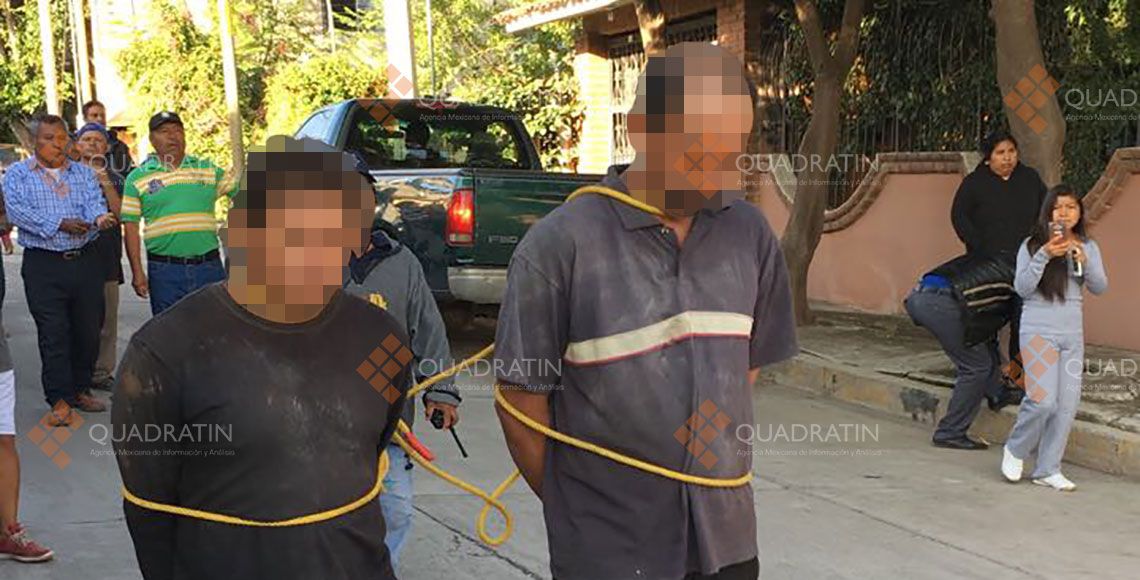 Pobladores amarran a dos funcionarios en Oaxaca
