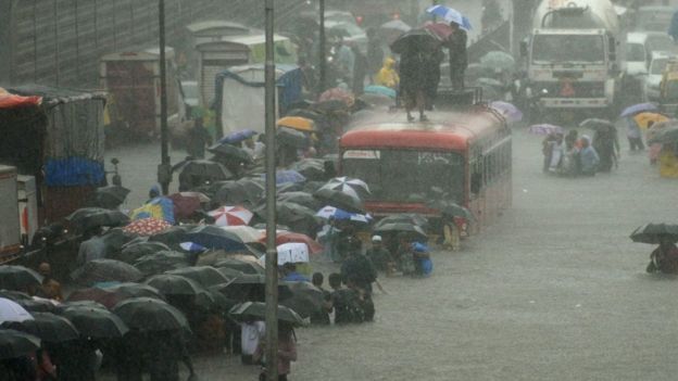 Al menos mil 200 muertos tras lluvias en el sur de Asia - india-mumbai