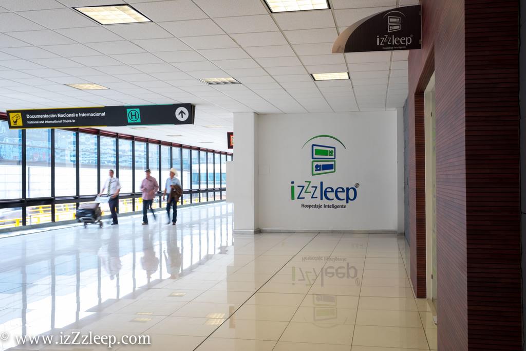 Abren en AICM hotel donde visitantes duermen en cápsulas - izzleep-2