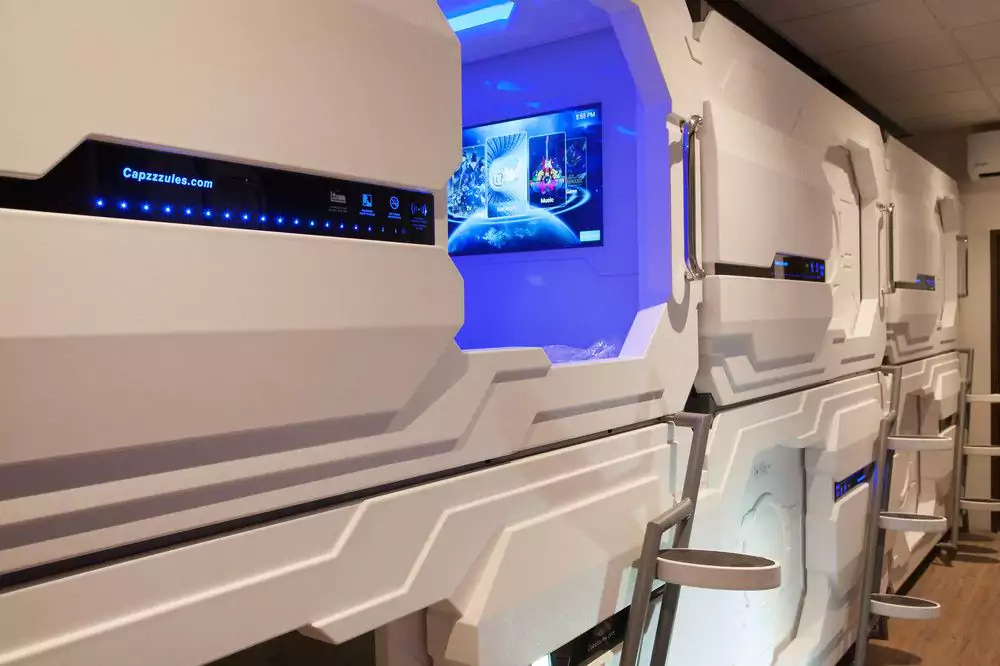 Abren en AICM hotel donde visitantes duermen en cápsulas - izzleep-4