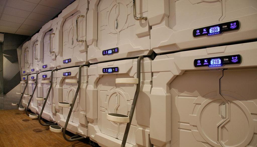 Abren en AICM hotel donde visitantes duermen en cápsulas