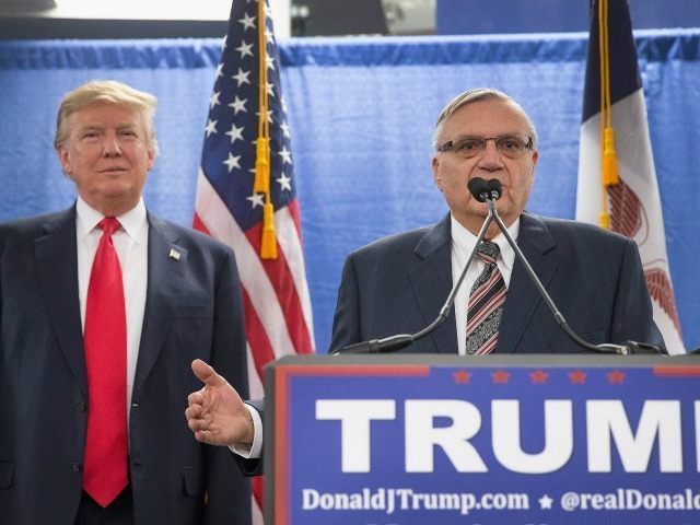 Trump considera indultar al exalguacil Joe Arpaio