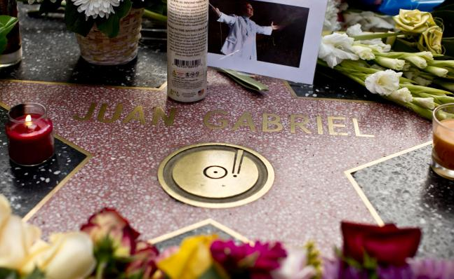 Realizan homenaje a Juan Gabriel en su estrella de Hollywood