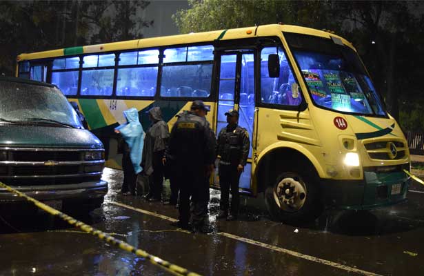 Asaltantes coinciden en microbús y se matan entre sí