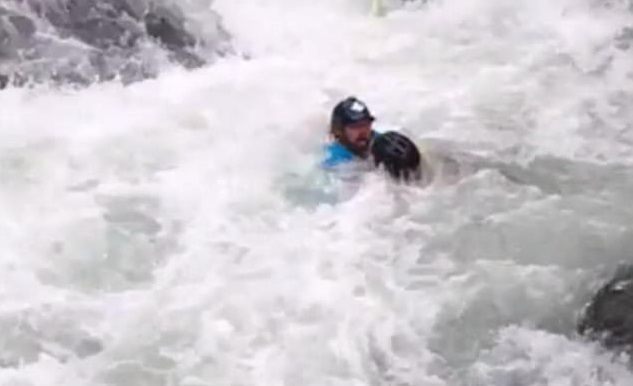 #Video Hombre rescata a kayakista en rápidos de Alaska