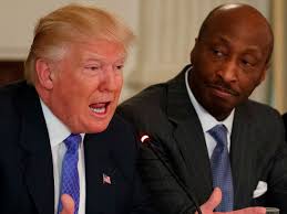 Trump ataca a presidente de Merck tras críticas por violencia en Virginia - kenneth-frazier