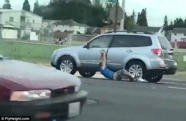 #Video Automovilista arrastra a ladrón por calles de Washington