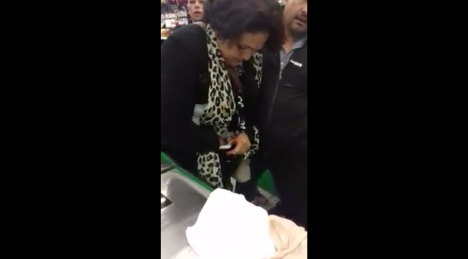 #Video: Intenta robar miles de pesos en lencería en Aurrerá