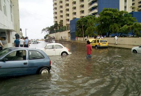 Inundación deja nueve vehículos atrapados en Acapulco