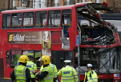 Choque de autobús de dos pisos deja 10 heridos en Londres