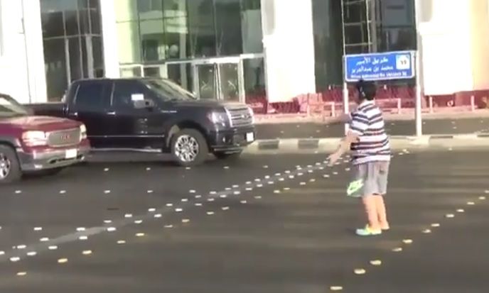 Detienen a adolescente por bailar ‘La Macarena’ en Arabia Saudita