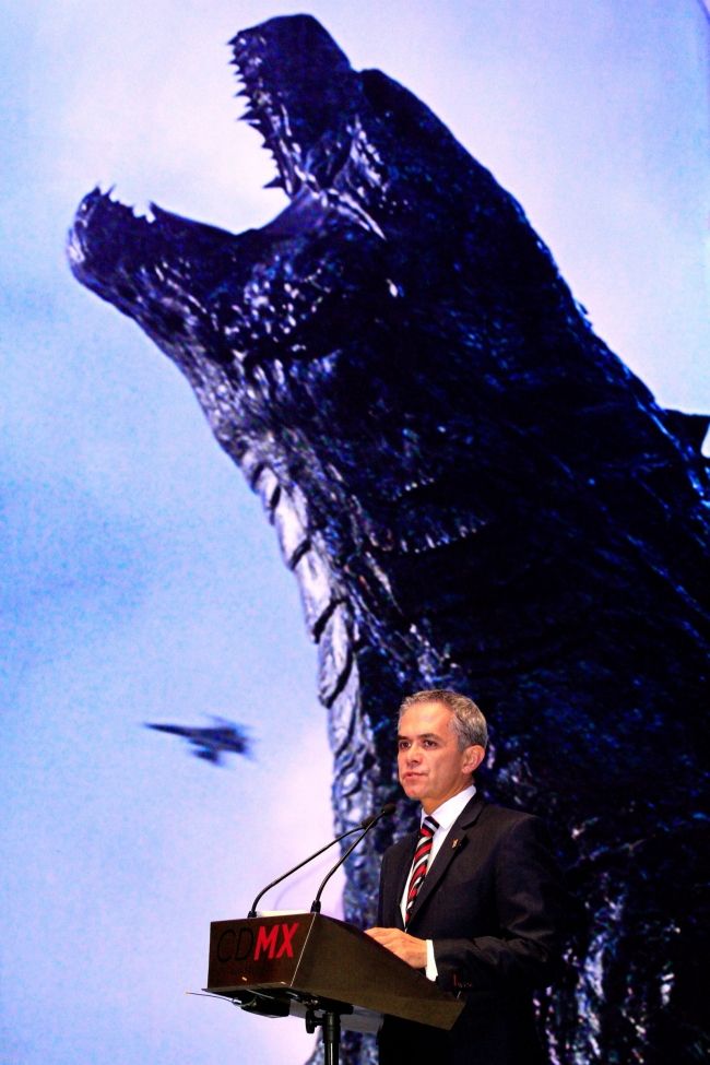 Grabarán Godzilla en la Ciudad de México - mancera-godzilla1