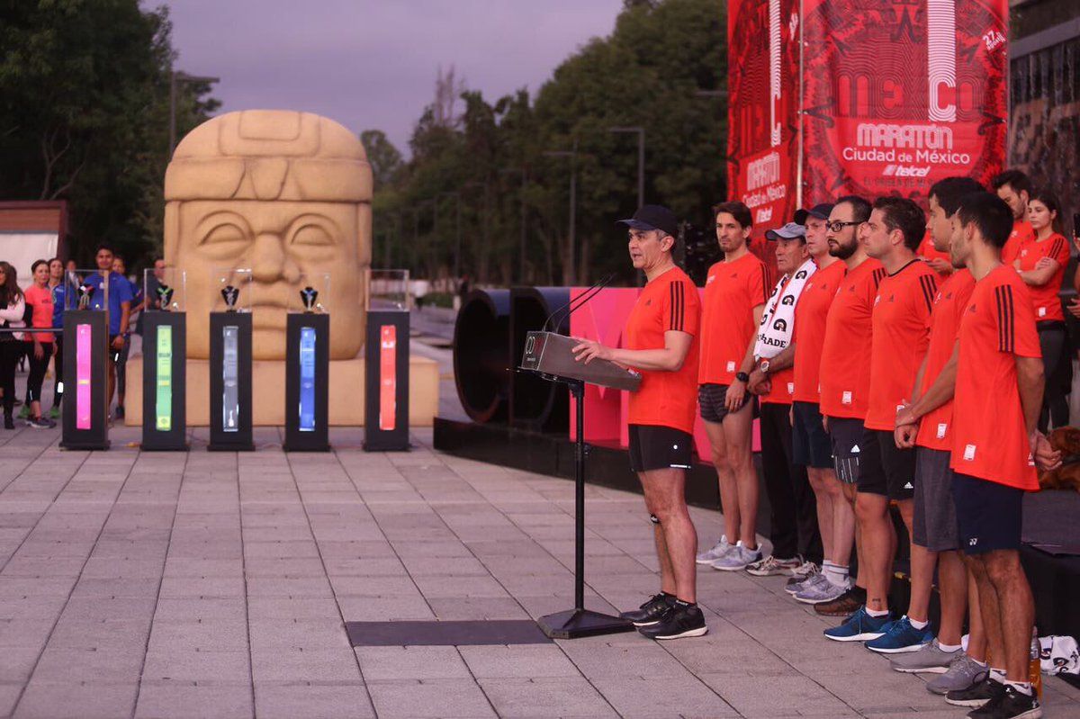 Presentan playera y medalla para el Maratón de la Ciudad de México 2017 - maraton-ciudad-de-mexico-4
