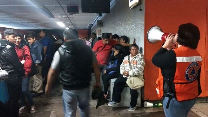 Hombre se avienta a vías del Metro Merced