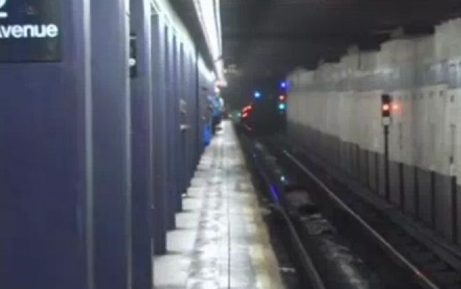 Sujeto empuja a mujer a vías del metro en Nueva York - metro-ny