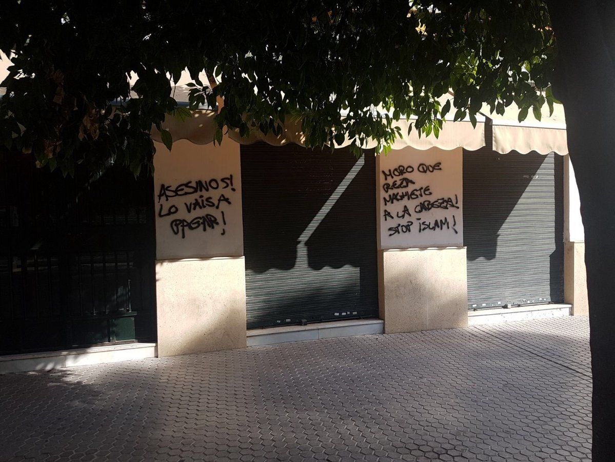 #Video Vandalizan mezquitas de Granada y Sevilla