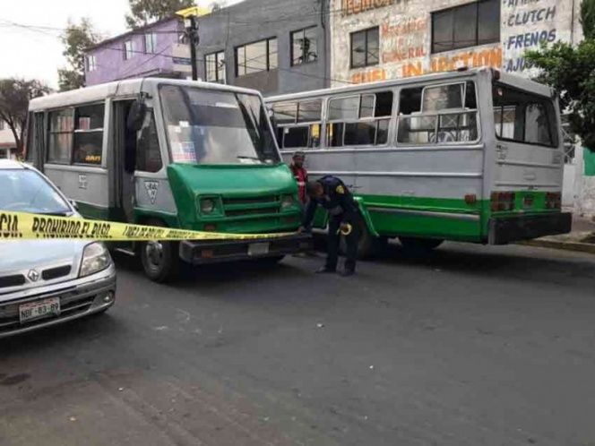 Balean en tres ocasiones a pasajero en microbús de Iztapalapa