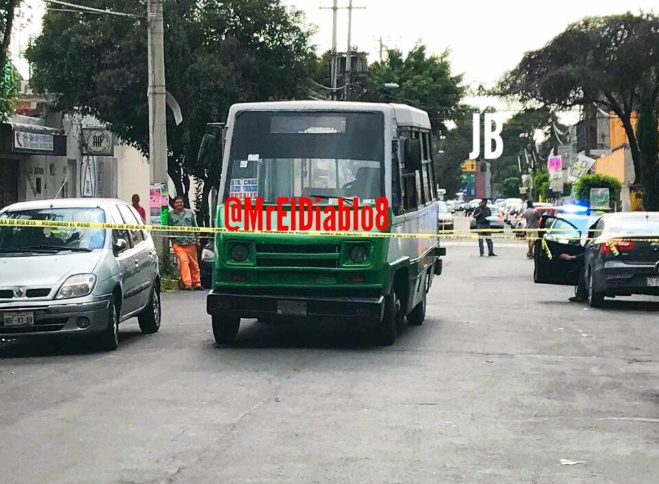 Balean en tres ocasiones a pasajero en microbús de Iztapalapa - micro