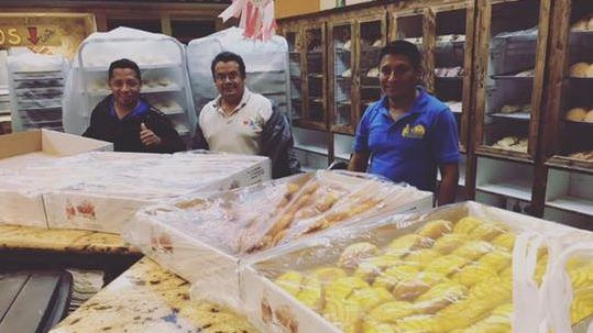 Migrantes hornean pan dulce para damnificados por Harvey