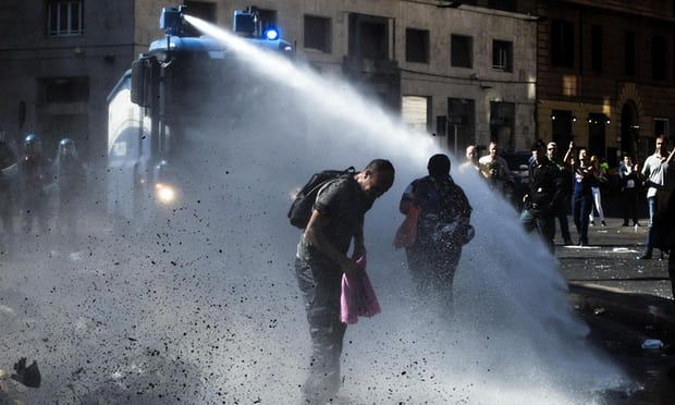 Enfrentamiento entre migrantes y policías en Roma deja 13 lesionados