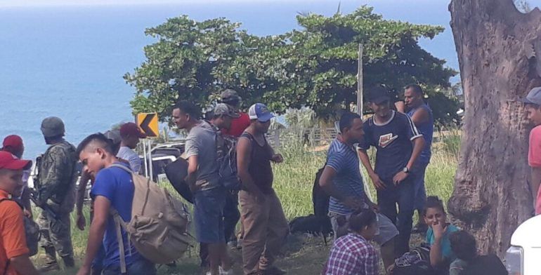 Rescatan a 115 migrantes de tráiler en Veracruz