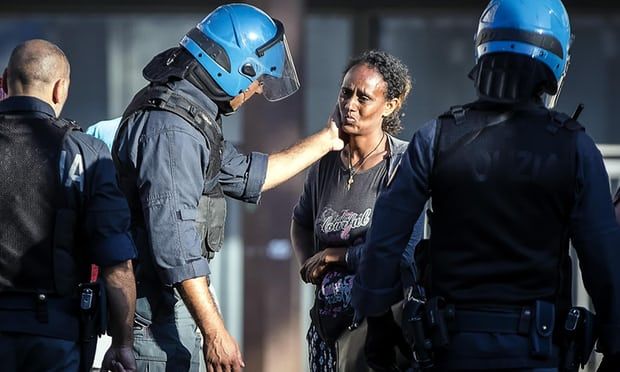 Enfrentamiento entre migrantes y policías en Roma deja 13 lesionados - migrants-rome-2