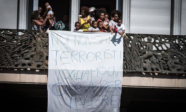 Enfrentamiento entre migrantes y policías en Roma deja 13 lesionados - migrants-rome-3