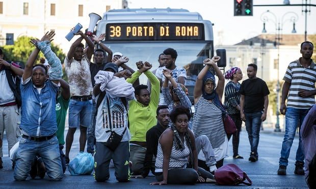 Enfrentamiento entre migrantes y policías en Roma deja 13 lesionados - migrants-rome