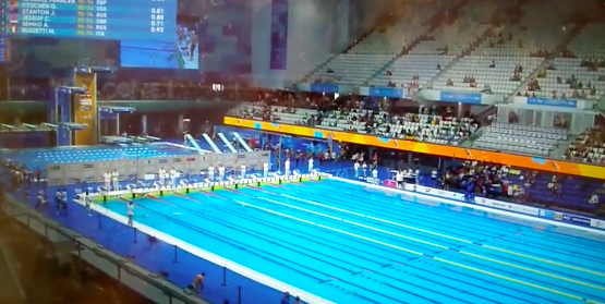 #Video Nadador guarda minuto de silencio por atentados en Barcelona