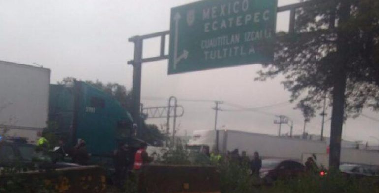 Encuentran a mujer colgada de señalamiento en la México-Querétaro