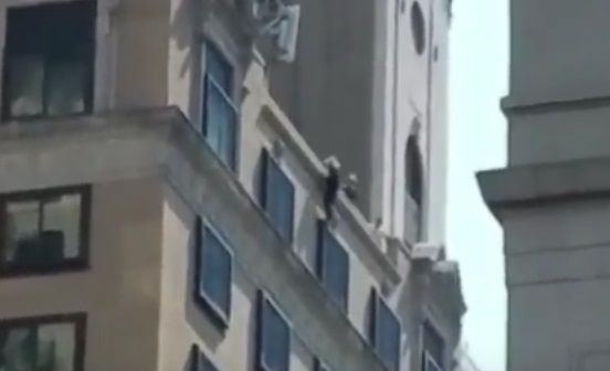 Mujer se arroja desde hotel en Central Park