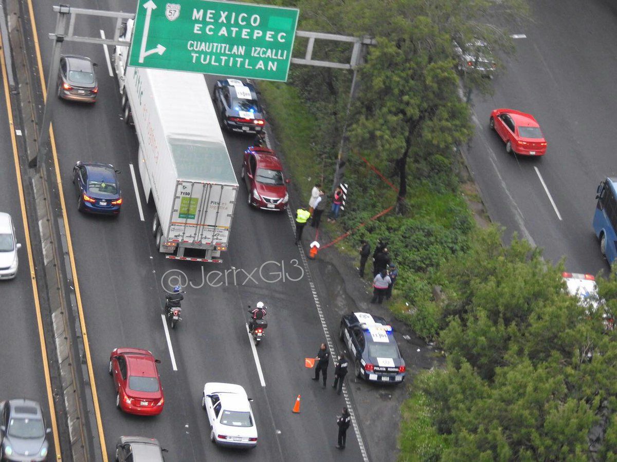 Encuentran a mujer colgada de señalamiento en la México-Querétaro - mujer-en-señalamiento