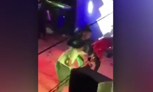 #Viral Mujer golpea a su esposo por bailar con otra