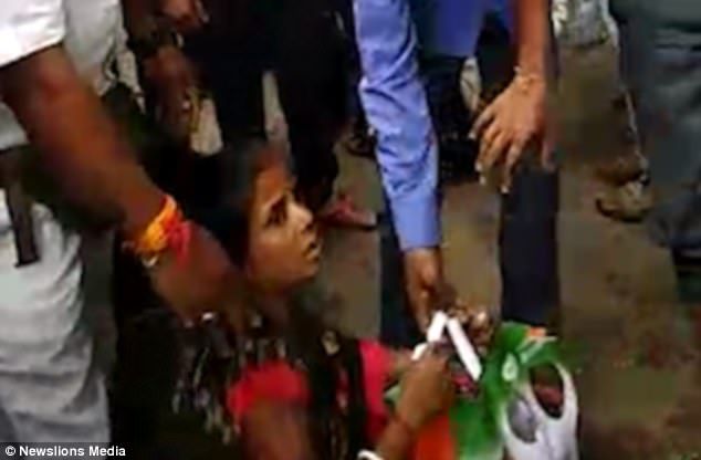 #Video Mujer cae debajo de tren en movimiento