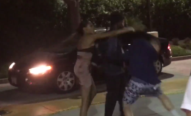 #Video Mujeres atacan automovilistas en Hollywood